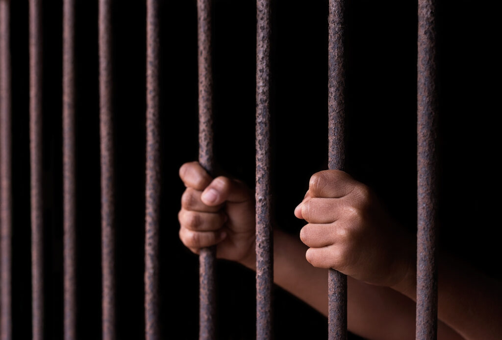Enfermera Arrestada por Introducir Drogas Sintéticas en el Centro de Detención de Adams County