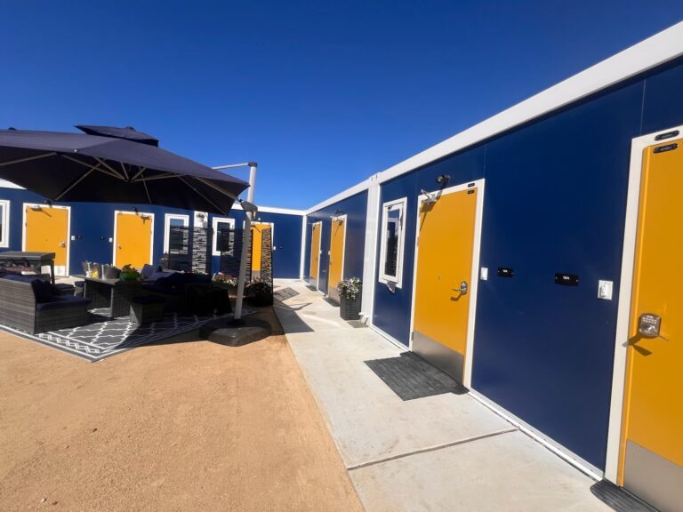 El programa Sendero provee vivienda temporal y apoyo a personas en Soledad, California