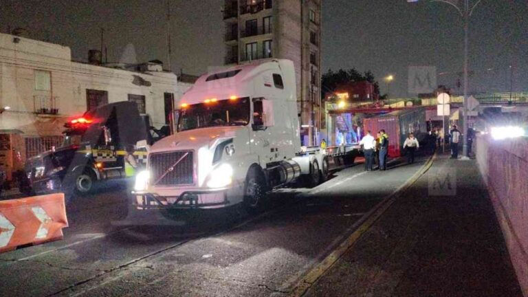 Caja de tráiler provoca graves afectaciones viales en el Viaducto Miguel Alemán