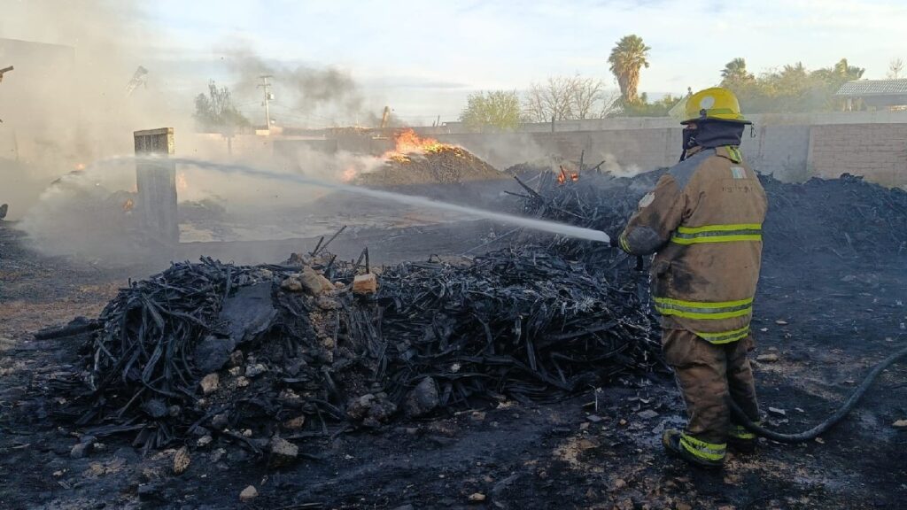 Incendio en recicladora de Gómez Palacio causado por fuertes vientos