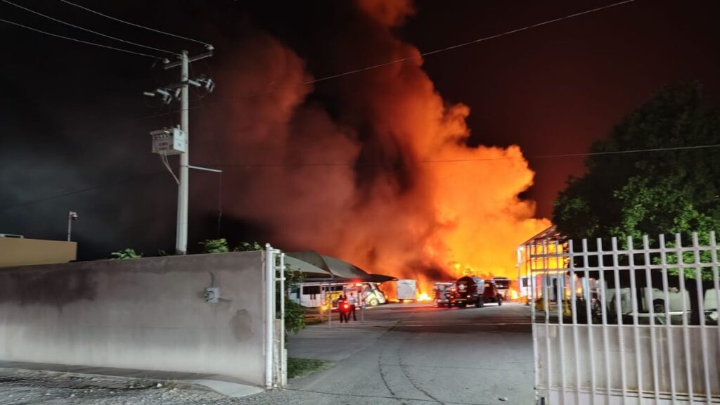 Incendio Devastador en Torreón Consume Recicladora y Autobuses en La Unión