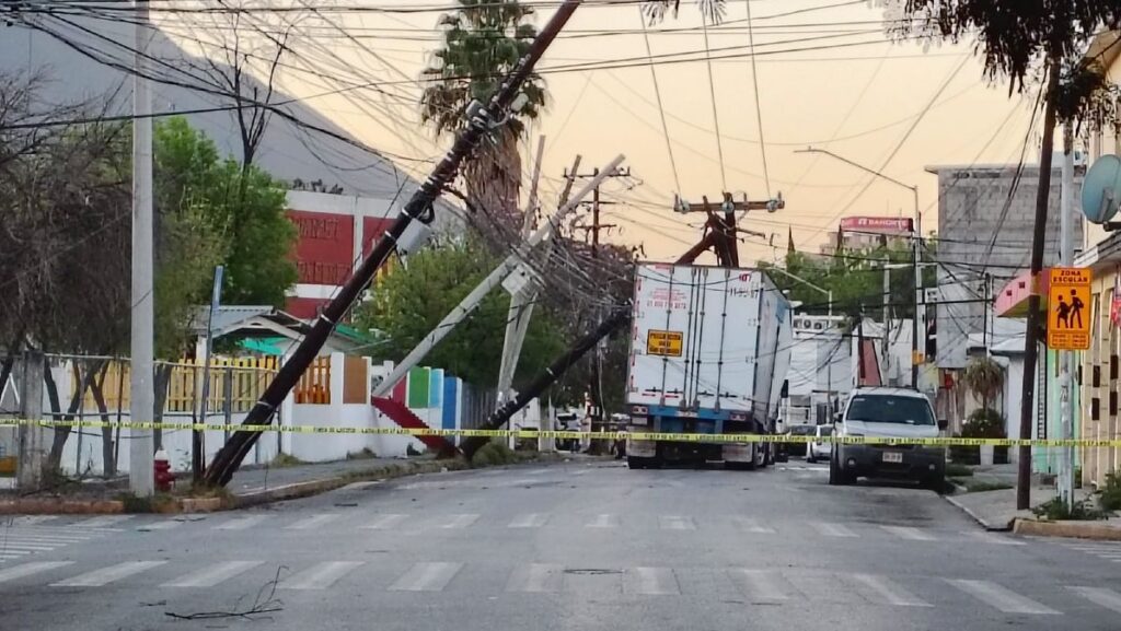 Monterrey: Tráiler provoca corte de luz y suspensión de clases en tres escuelas