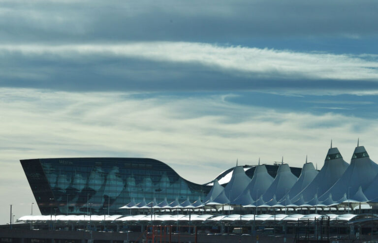 El Aeropuerto Internacional de Denver Asciende la Tranquilidad en Medio del Despliegue Nacional de ICE