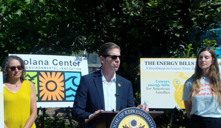 Mike Levin aborda el creciente costo de energía con nueva propuesta en medio del conflicto en Irán