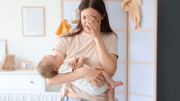 La Depresión Posparto: Un Desafío Latente para Madres Latinas en el Mes de la Mujer