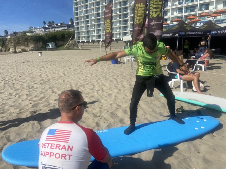 Veteranos de Guerra Encuentran Recuperación Emocional a Través del Surf en Santa Cruz