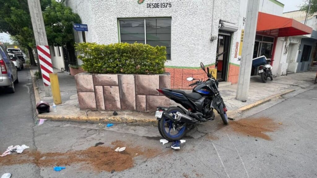 Accidente de motocicleta en Monterrey deja a pareja lesionada