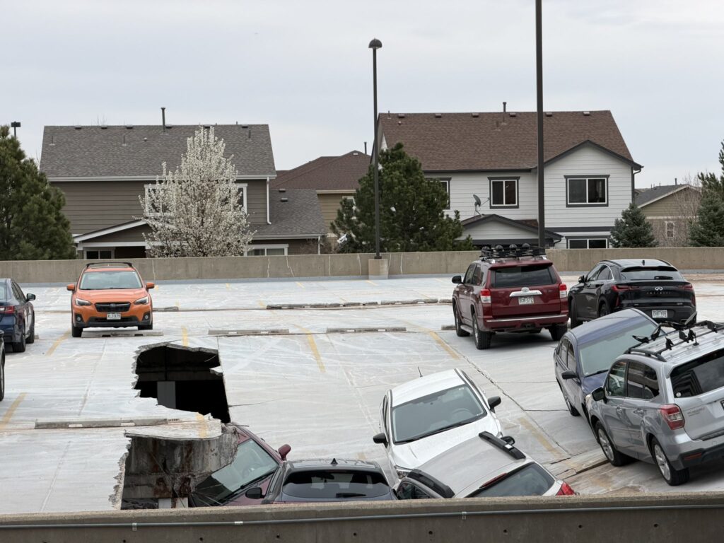 Colapso de Estacionamiento en Denver: Decenas de Vehículos Atrapados Sin Solución