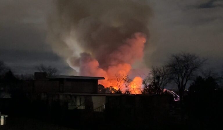 Comienza la demolición del complejo de apartamentos devastado por incendio en Denver