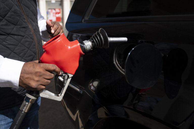 Precio de la Gasolina Aumenta a $4: Impacto del Petróleo y el Conflicto en Medio Oriente