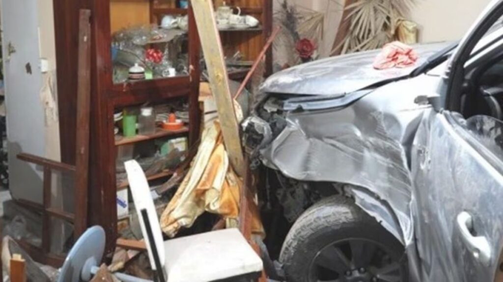 Violencia doméstica: Hombre estrella su auto y ahorca a su esposa frente a sus hijas