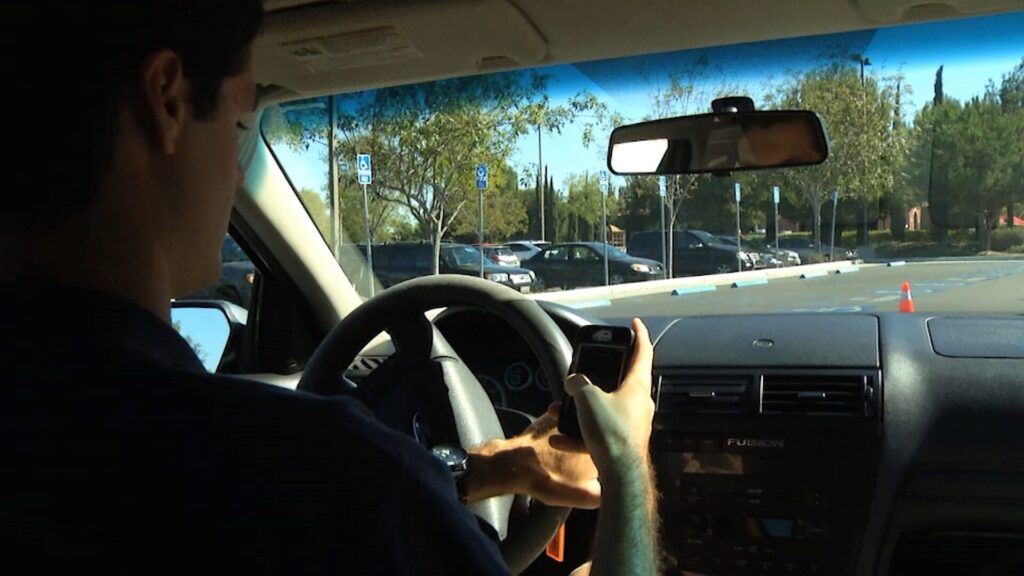 Aumento de multas por conducción distraída impulsa alerta en California