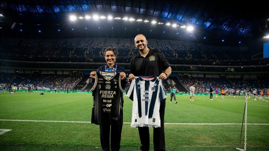 Fuerza Regia Femenil, invitadas de honor en el partido de Rayadas