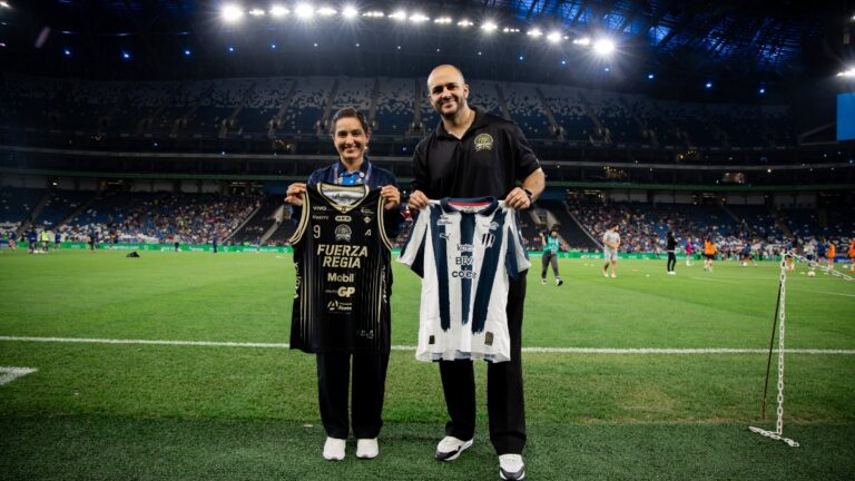 Fuerza Regia Femenil presente en el emocionante choque Rayadas vs Pumas
