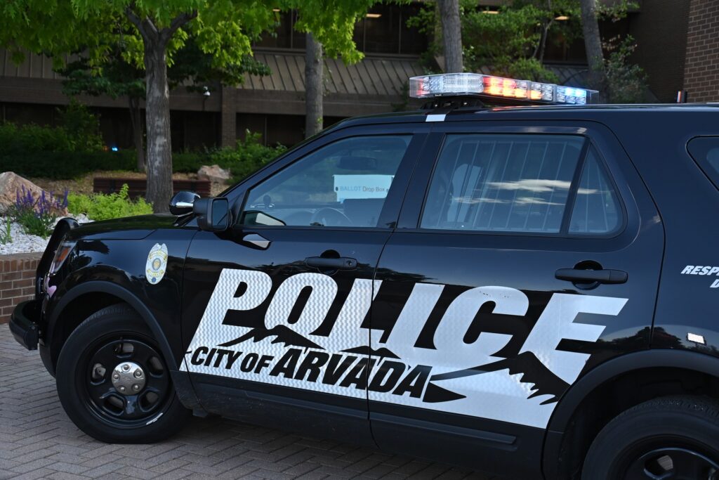 Persecución Policial en Arvada: Detenidos Dos Adolescentes Tras Choque con Patrulla