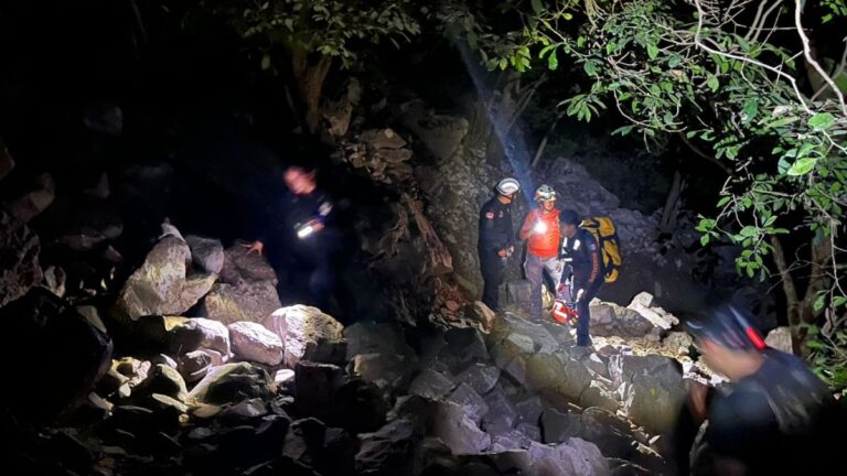Dramático rescate nocturno de padre e hijo en el Cerro de la Silla