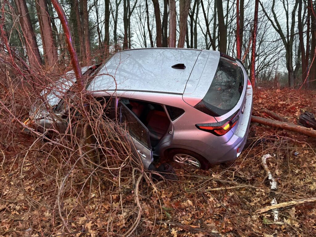 Accidente en la I-95: Vehículo Estrella en Zona Boscosa de Massachusetts Deja Varios Heridos