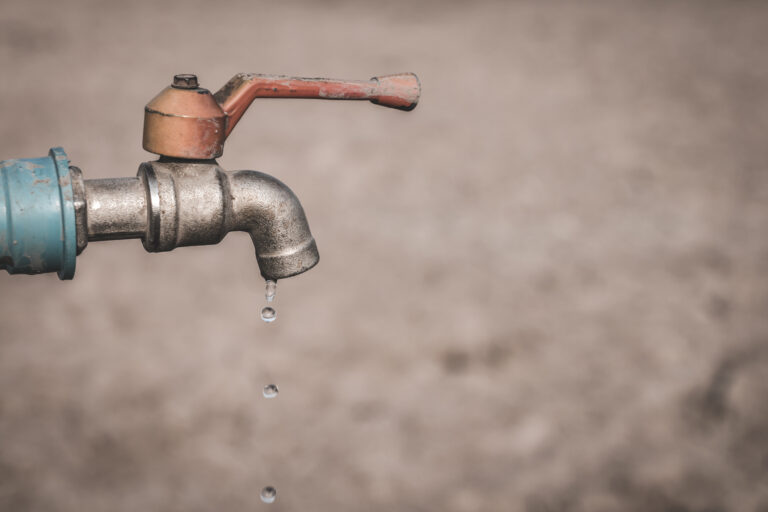 Restricciones de Agua en Golden por Sequía: Medidas que Entran en Vigor en Mayo