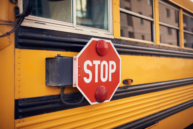 Grave Accidente de Autobús Escolar en Massachusetts Deja Conductor y Estudiante Heridos