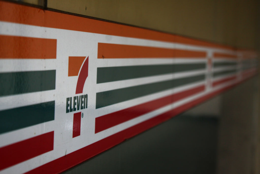 7-Eleven cerrará 645 tiendas en Norteamérica en 2026: Estrategia de reestructuración