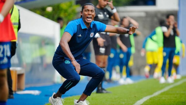 Cruz Azul nombra a Joel Huiqui como nuevo DT interino tras salida de Larcamón