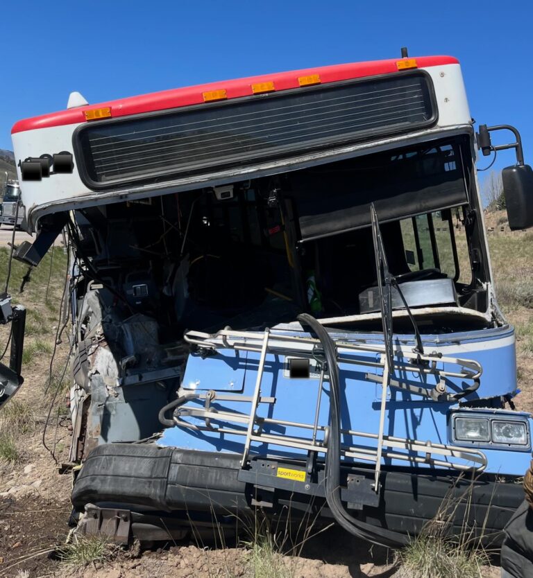 Fuerte accidente con camiones y autobús obligó al cierre de carriles de I-70 rumbo este