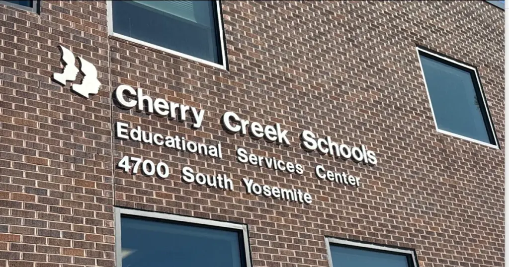Renuncia de Terry Bates por Comentarios Racializados Sacude Escuelas Cherry Creek en Denver