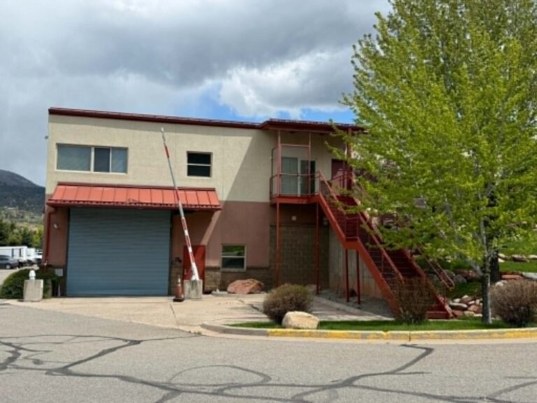 Comisión de Glenwood Springs vota cancelar permiso de centro de ICE en Midland Avenue