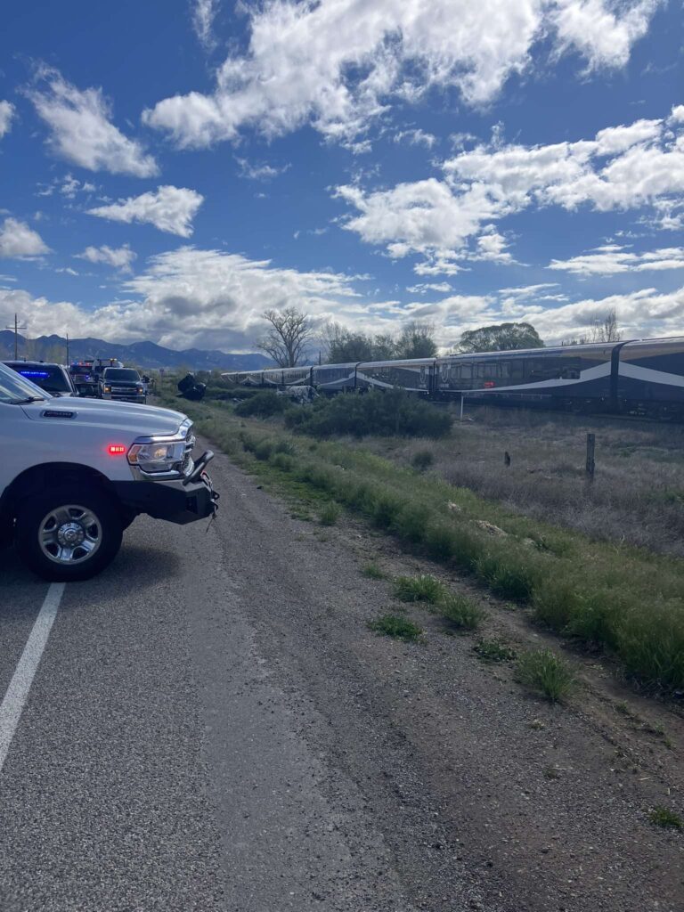 Chocan tráiler de combustible y tren de pasajeros cerca de Rifle: impactante colisión en Colorado.