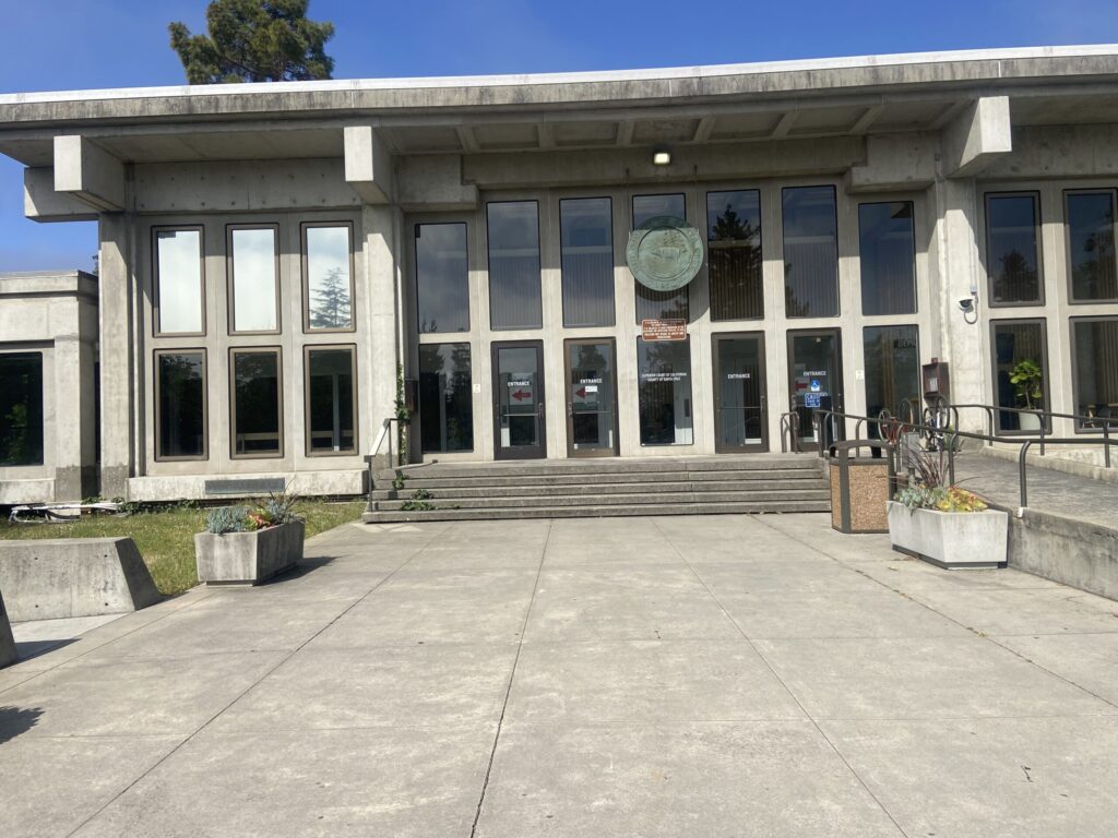 Elecciones Judiciales en Santa Cruz: Alisa Thomas y Bryan Hackett Aspiran a la Corte Superior