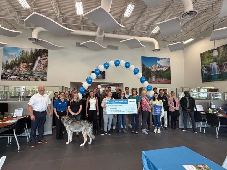 Phil Long Subaru dona 11 mil dólares a centro que atiende a niños víctimas de abuso en el Western Slope