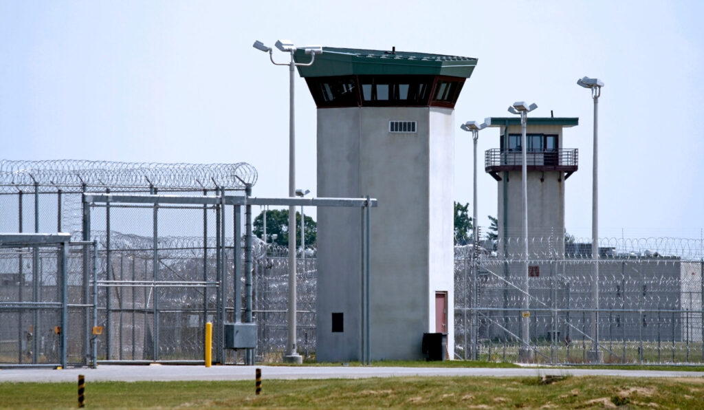 California Busca Limitar Beneficios Fiscales para Centros de Detención Migratoria