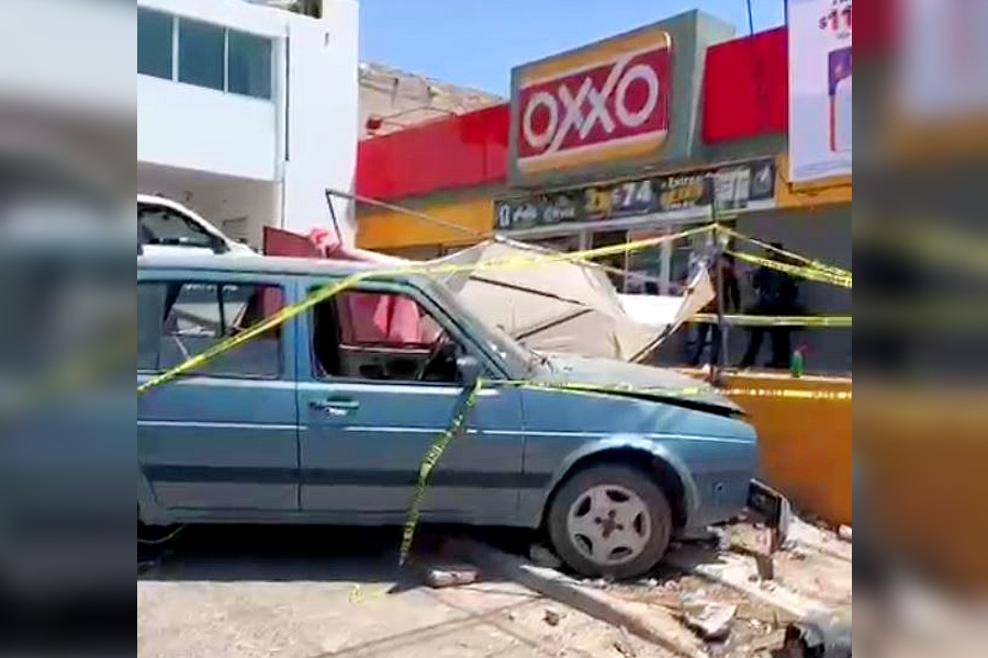 Impactante Accidente de Tráfico en Zapopan: Coche se Estrella Contra Puesto de Comida
