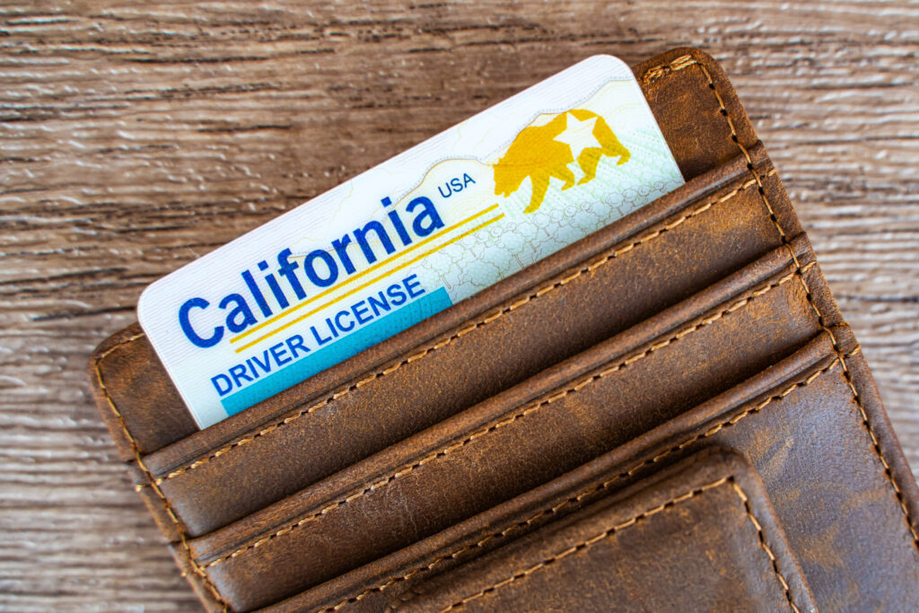Falla en la Red del DMV de California Retrasa Licencias de Conducir