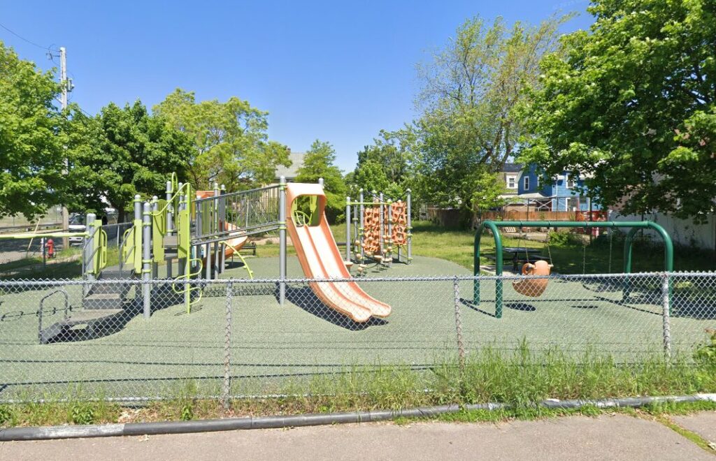 Apuñalamiento en Parque de Lynn: Adolescente de 14 Años Herido