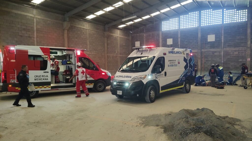 Accidente en San Nicolás: Dos trabajadores heridos tras caída de andamio