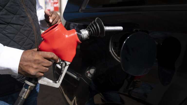 Precio de la gasolina sigue presionando el bolsillo: 2 de cada 3 estadounidenses reportan dificultades económicas
