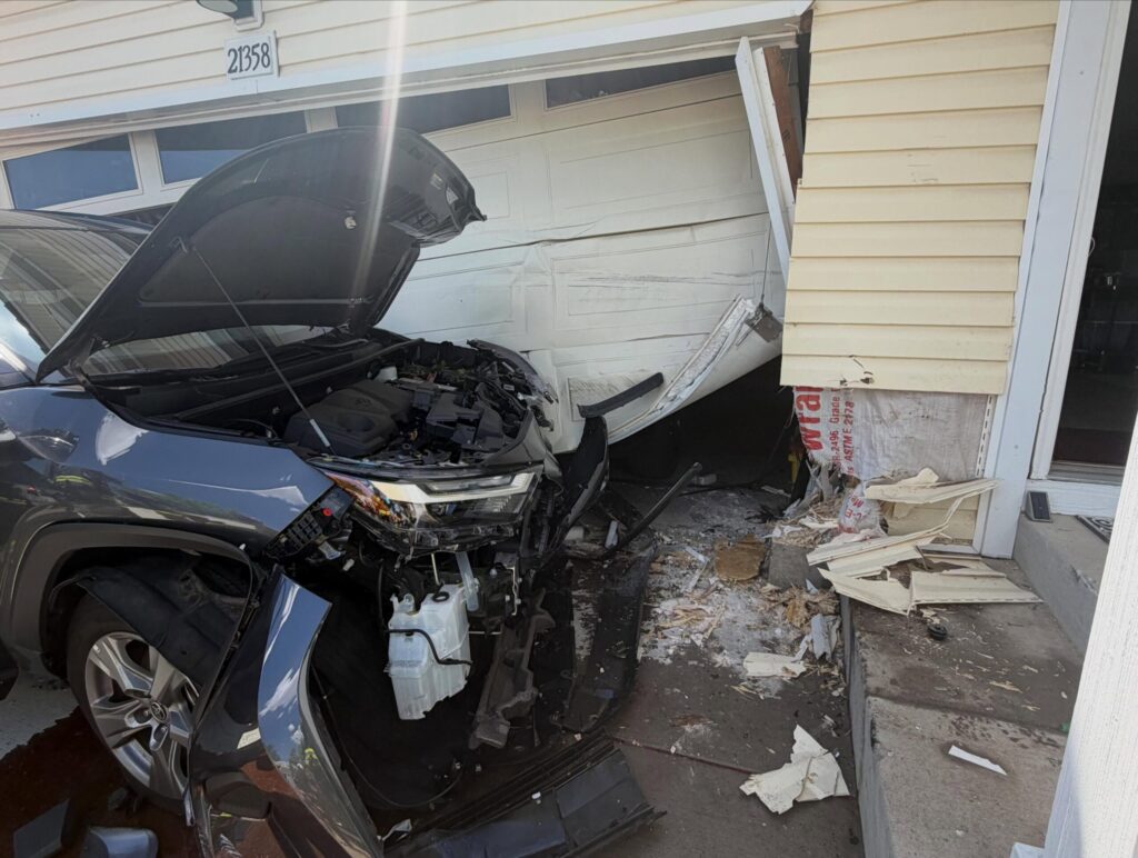 Accidente Automovilístico en Denver: Vehículo se Estrella Contra Vivienda y Causa Daños Estructurales