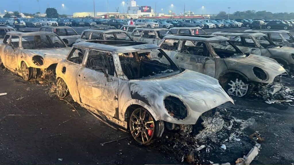 Devastador Incendio en Veracruz Destruye 13 Mini Cooper de Último Modelo