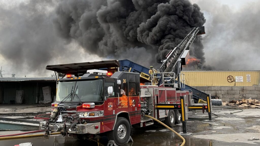 Incendio en Planta Recicladora de Bernalillo Provoca Alerta de Salud por Humo