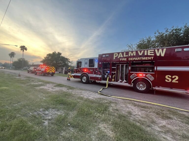 Incendio en Palmview Destruye Estructura: Actuación Rápida de Bomberos Evita Heridos
