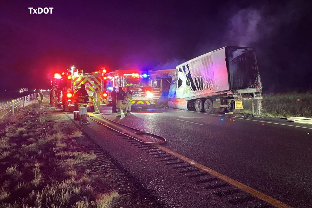 Tráfico de Personas: Texas DPS Rescata a 39 Migrantes en Incendio de Tráiler en la US 281