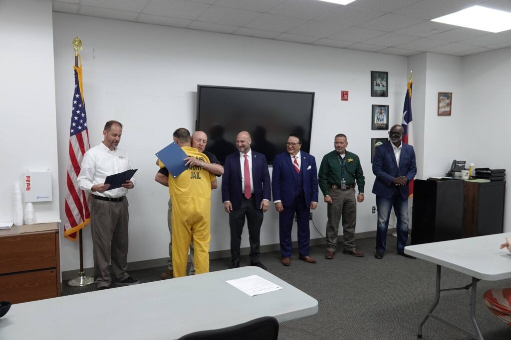 Programa de Reinserción Social en Midland Celebra Nueva Graduación de Reclusos
