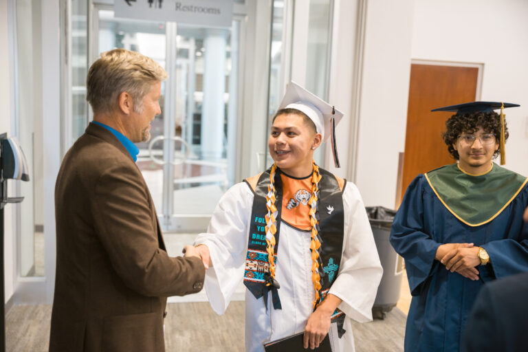Graduación Destaca Éxito del Programa Escolar de Intervención en Albuquerque