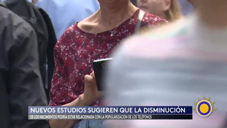 La natalidad podría estar disminuyendo por el aumento del uso de smartphones entre los jóvenes