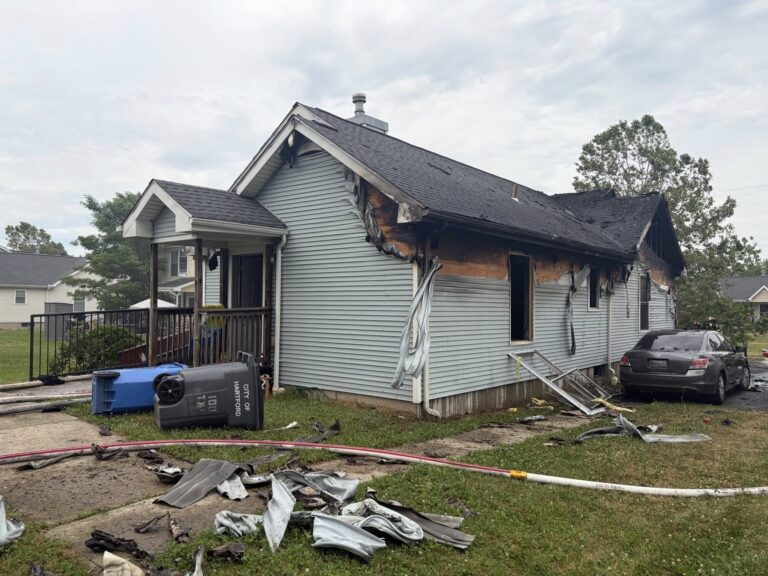 Incendio en Hartford deja dos familias desplazadas y provoca colapso parcial del techo