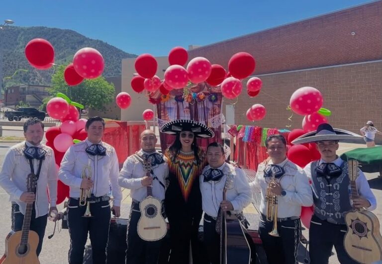 Comunidad latina brilla en Strawberry Days 2026