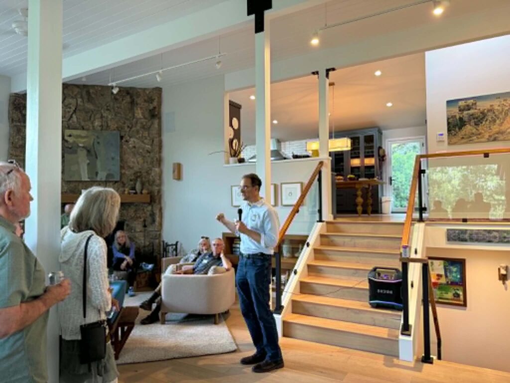 Candidato demócrata Phil Weiser dialoga con residentes del Western Slope