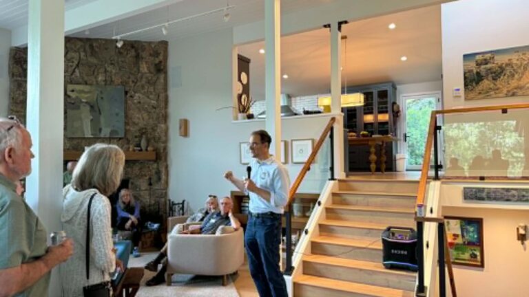 Candidato demócrata Phil Weiser dialoga con residentes del Western Slope