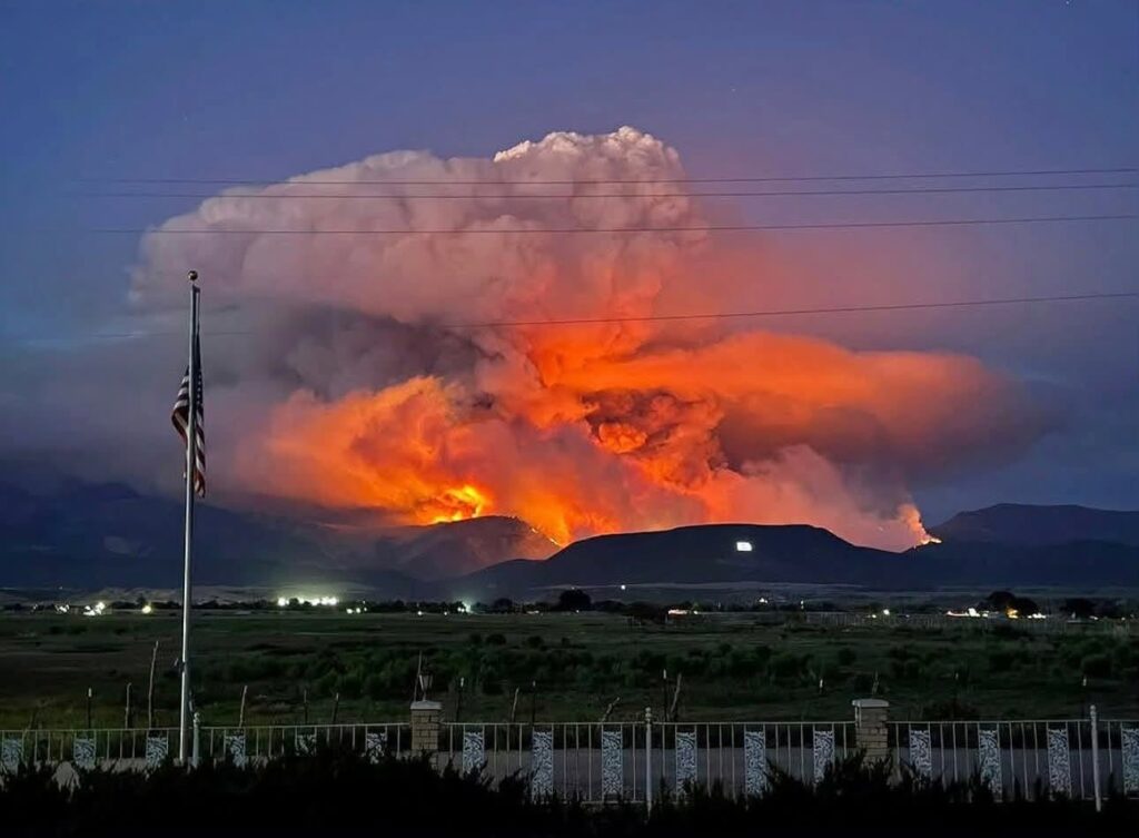 Tres bomberos mueren combatiendo incendios que ya han consumido decenas de miles de acres en el oeste de Colorado